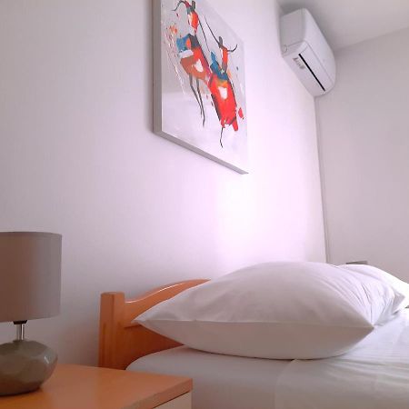 Lovely 3-Bedroom Apartment With Breathtaking View Dugi Rat Extérieur photo