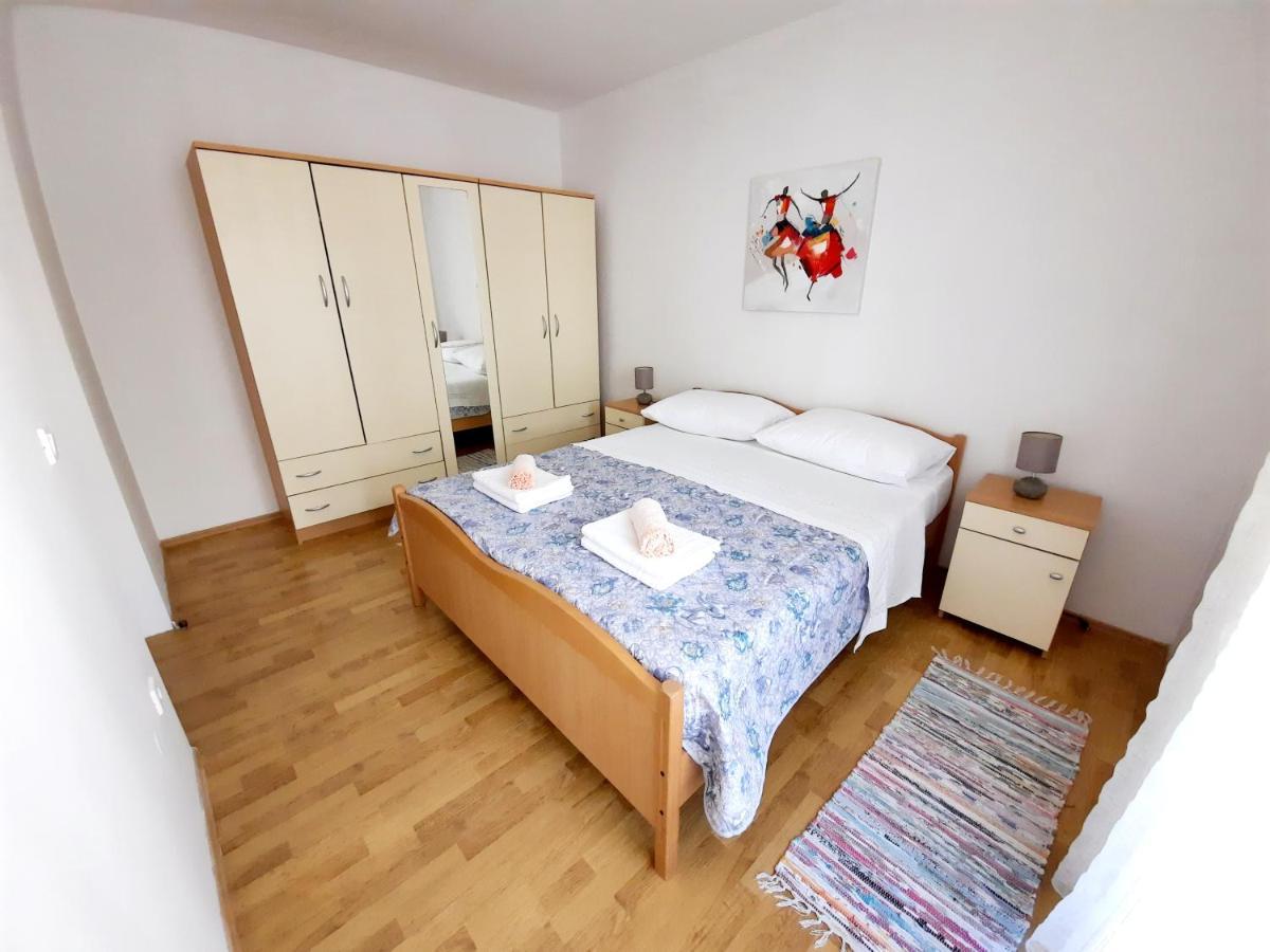Lovely 3-Bedroom Apartment With Breathtaking View Dugi Rat Extérieur photo