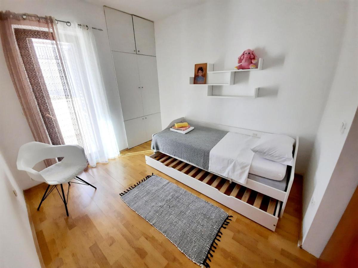Lovely 3-Bedroom Apartment With Breathtaking View Dugi Rat Extérieur photo