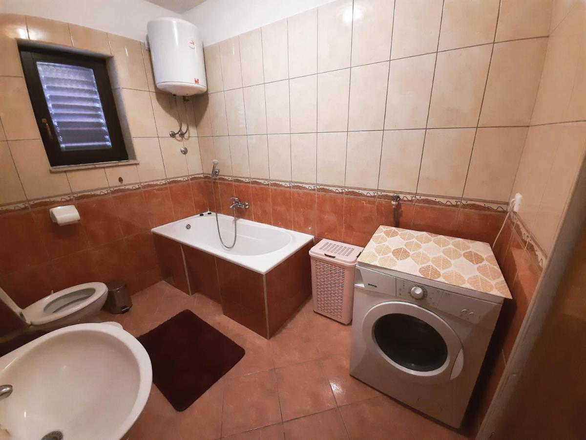 Lovely 3-Bedroom Apartment With Breathtaking View Dugi Rat Extérieur photo