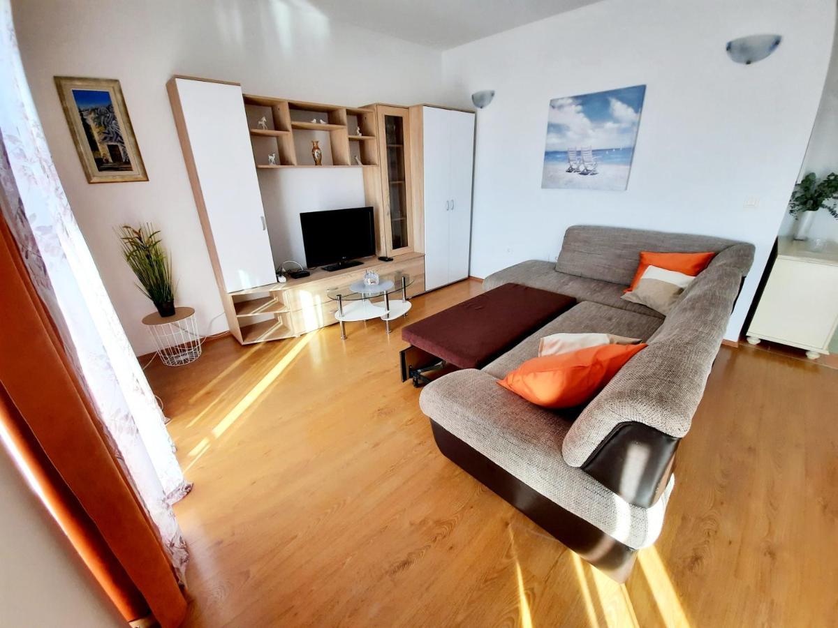 Lovely 3-Bedroom Apartment With Breathtaking View Dugi Rat Extérieur photo