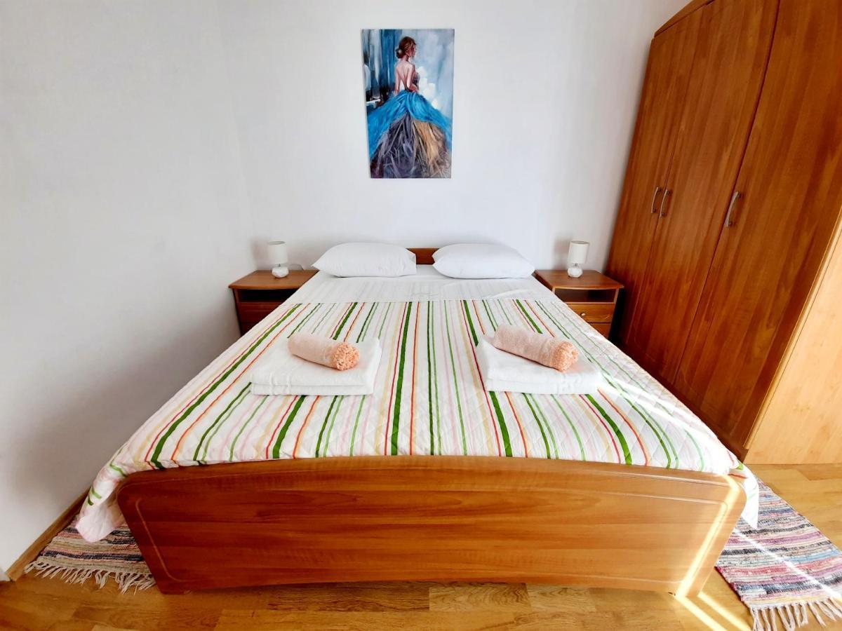 Lovely 3-Bedroom Apartment With Breathtaking View Dugi Rat Extérieur photo