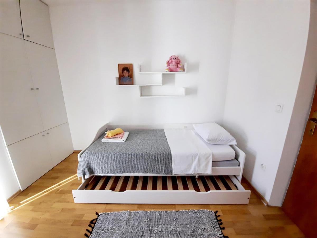 Lovely 3-Bedroom Apartment With Breathtaking View Dugi Rat Extérieur photo