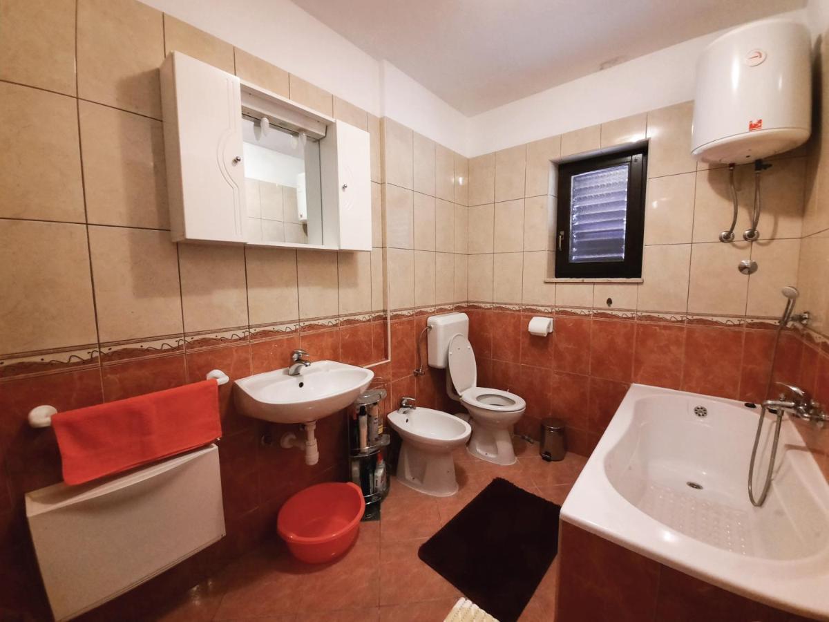Lovely 3-Bedroom Apartment With Breathtaking View Dugi Rat Extérieur photo