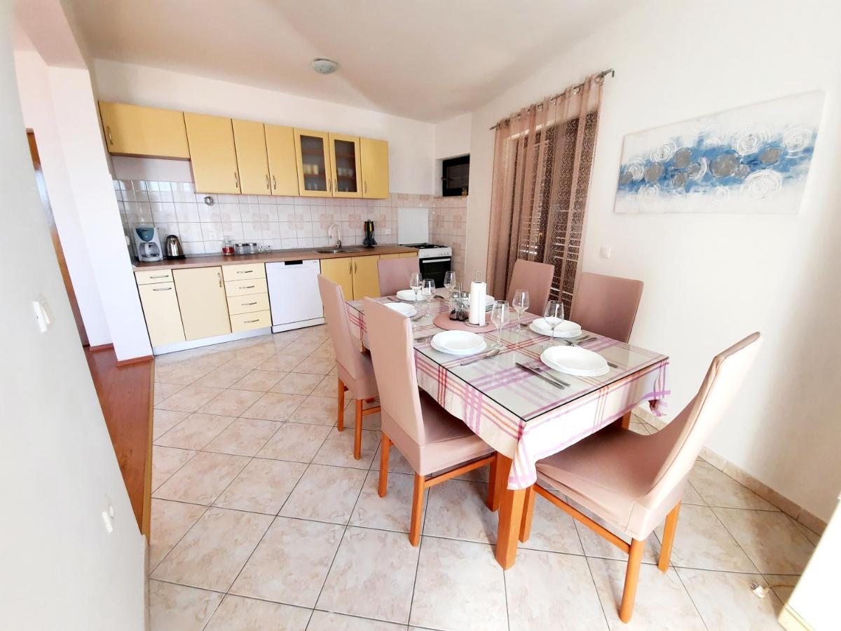 Lovely 3-Bedroom Apartment With Breathtaking View Dugi Rat Extérieur photo