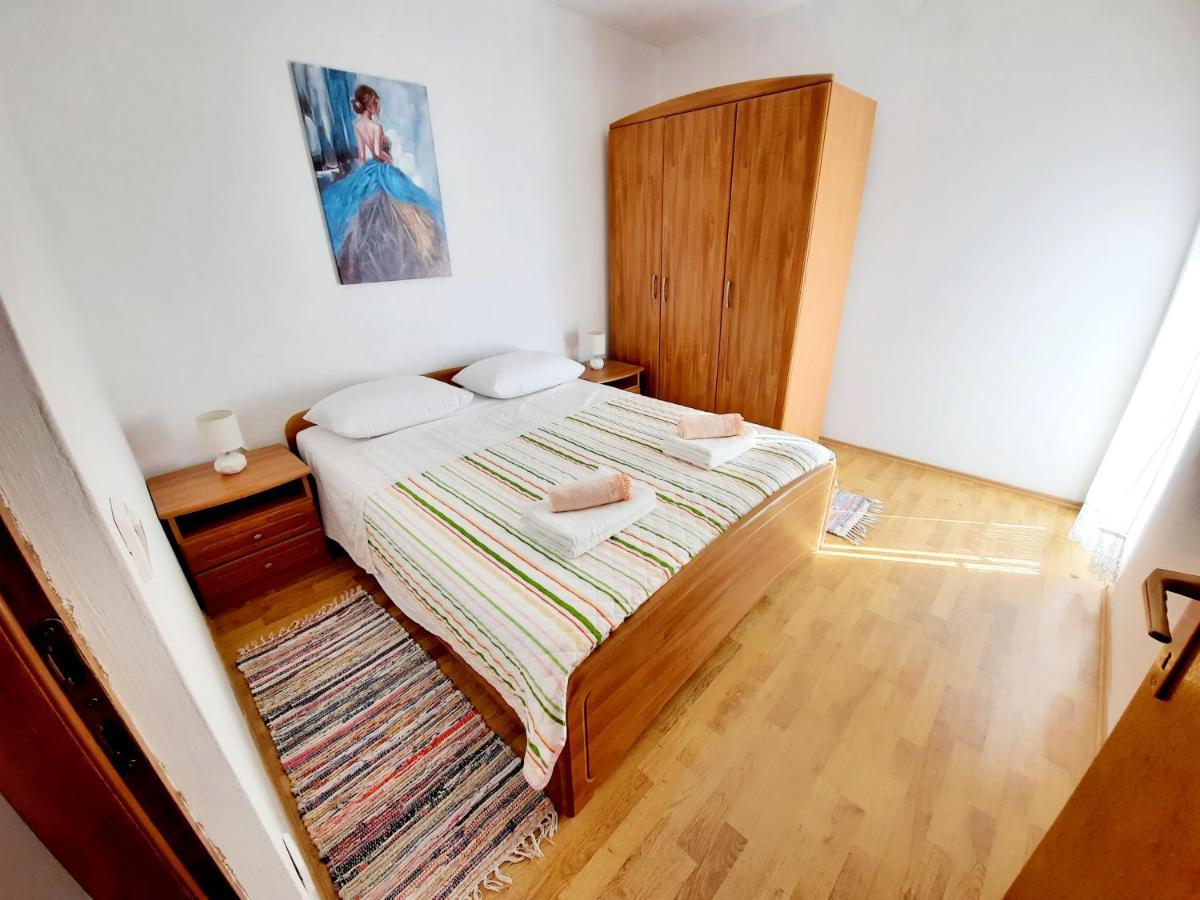 Lovely 3-Bedroom Apartment With Breathtaking View Dugi Rat Extérieur photo