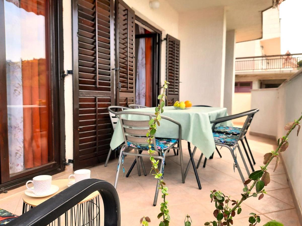 Lovely 3-Bedroom Apartment With Breathtaking View Dugi Rat Extérieur photo
