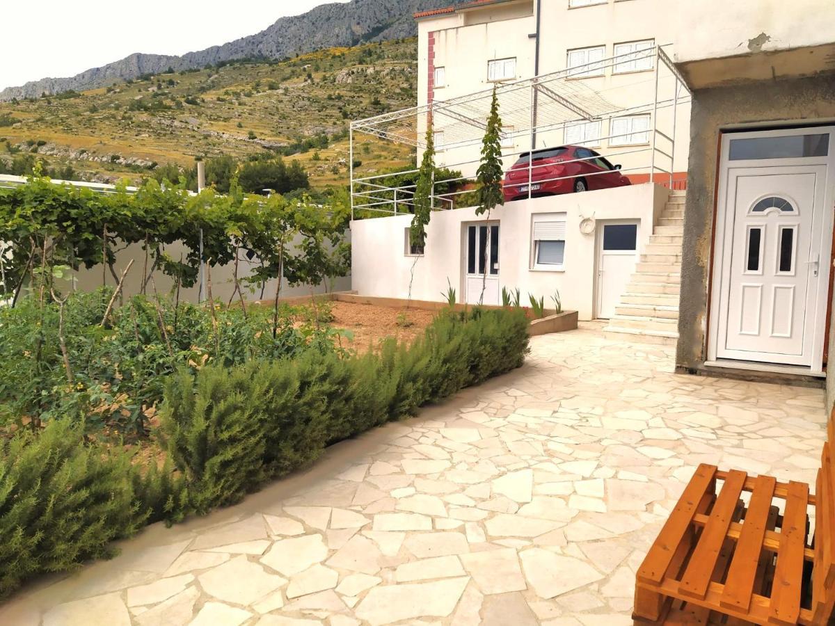 Lovely 3-Bedroom Apartment With Breathtaking View Dugi Rat Extérieur photo