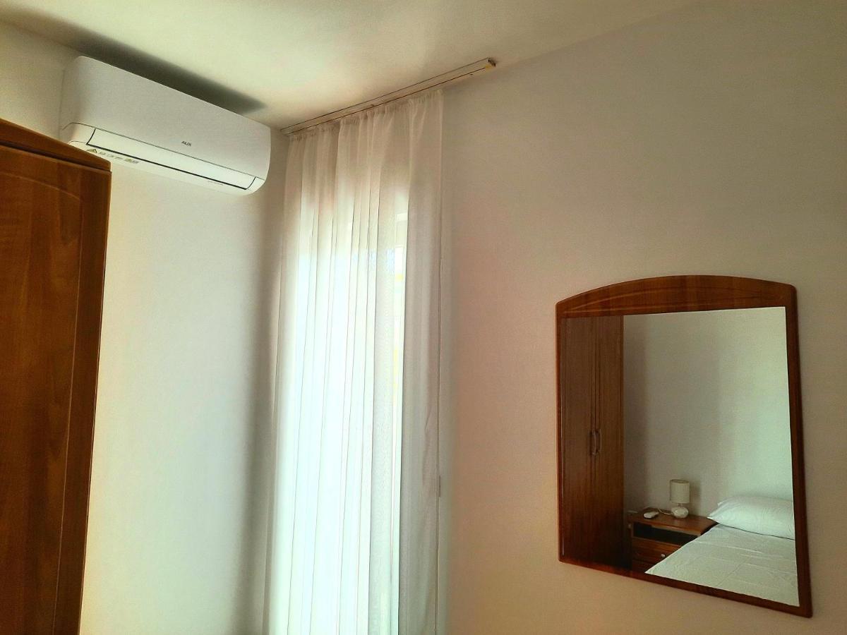 Lovely 3-Bedroom Apartment With Breathtaking View Dugi Rat Extérieur photo