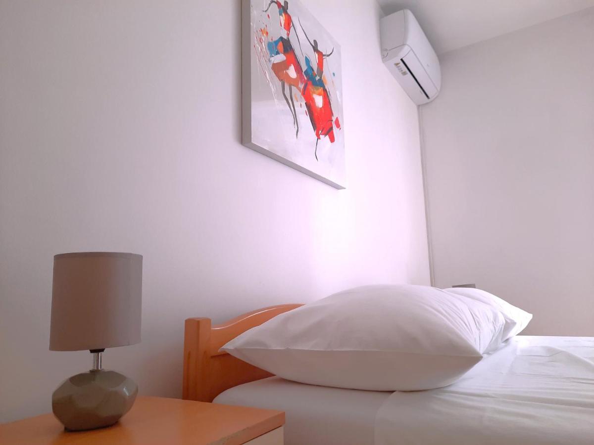 Lovely 3-Bedroom Apartment With Breathtaking View Dugi Rat Extérieur photo