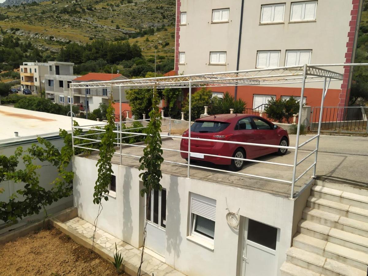 Lovely 3-Bedroom Apartment With Breathtaking View Dugi Rat Extérieur photo